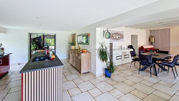 Charme et authenticité à VOUNEUIL SOUS BIARD : magnifique maison en pierre de 1800 avec 6 372 m² de terrain