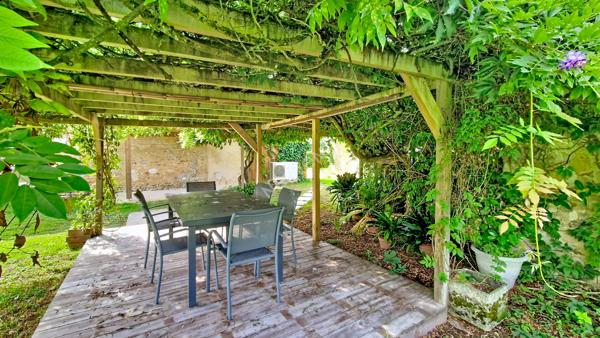 Charme et authenticité à VOUNEUIL SOUS BIARD : magnifique maison en pierre de 1800 avec 6 372 m² de terrain