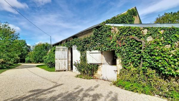 Charme et authenticité à VOUNEUIL SOUS BIARD : magnifique maison en pierre de 1800 avec 6 372 m² de terrain