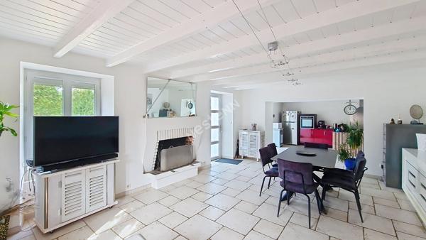 Charme et authenticité à VOUNEUIL SOUS BIARD : magnifique maison en pierre de 1800 avec 6 372 m² de terrain