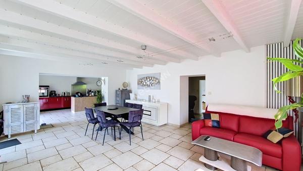 Charme et authenticité à VOUNEUIL SOUS BIARD : magnifique maison en pierre de 1800 avec 6 372 m² de terrain