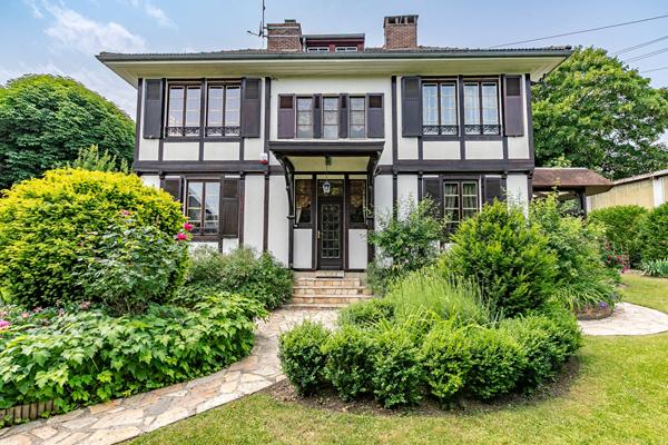 Elegante maison bourgeoise avec jardin et dépendances à Noyon