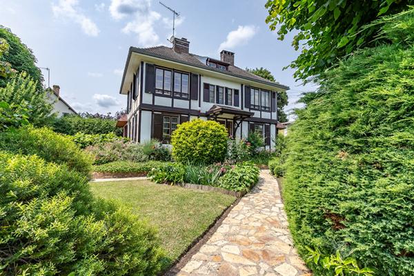 Elegante maison bourgeoise avec jardin et dépendances à Noyon
