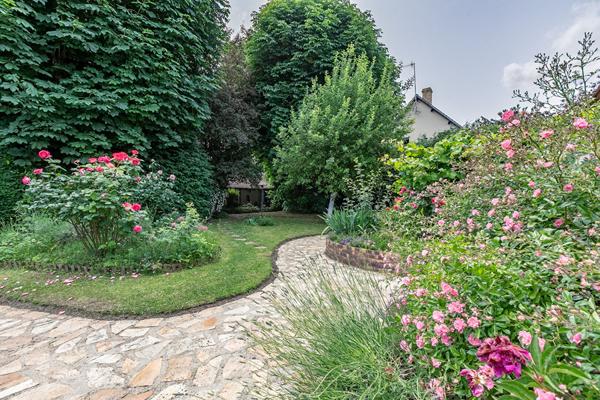 Elegante maison bourgeoise avec jardin et dépendances à Noyon