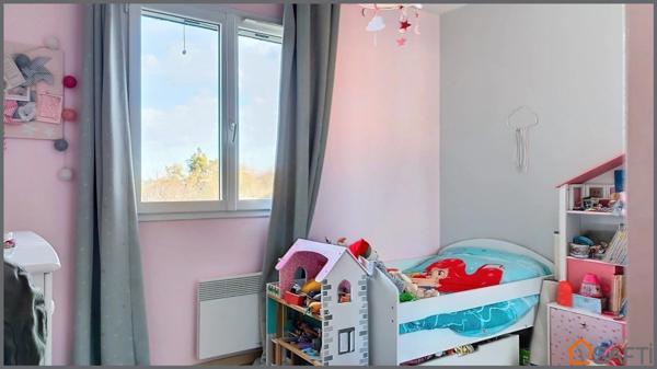 Charmante villa avec sous sol complet, sur un terrain clos de 1 094 m².