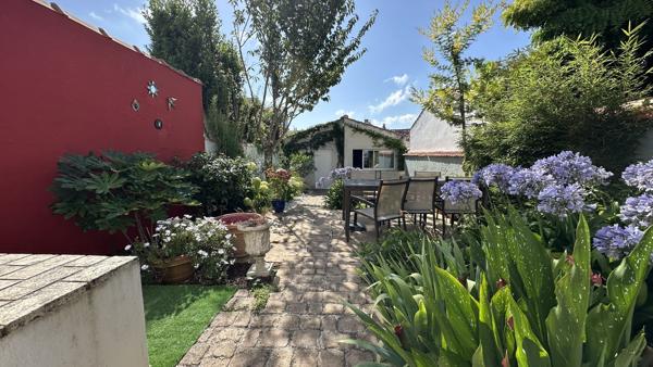 MAISON BOURGEOISE AVEC GARAGE ET STUDIO INDÉPENDANT - COLIGNY LA ROCHELLE