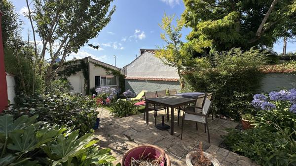 MAISON BOURGEOISE AVEC GARAGE ET STUDIO INDÉPENDANT - COLIGNY LA ROCHELLE