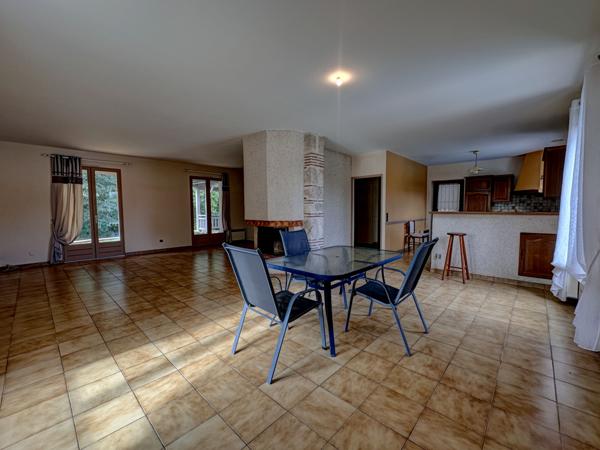 Villeneuve-sur-Lot (47300) Villeneuve sur lot, spacieuse villa familiale semi enterrée d'environ 140m² avec piscine sur 6872m² de jardin