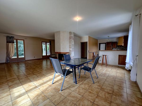 Villeneuve-sur-Lot (47300) Villeneuve sur lot, spacieuse villa familiale semi enterrée d'environ 140m² avec piscine sur 6872m² de jardin