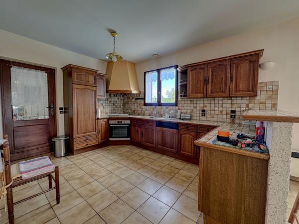 Villeneuve-sur-Lot (47300) Villeneuve sur lot, spacieuse villa familiale semi enterrée d'environ 140m² avec piscine sur 6872m² de jardin