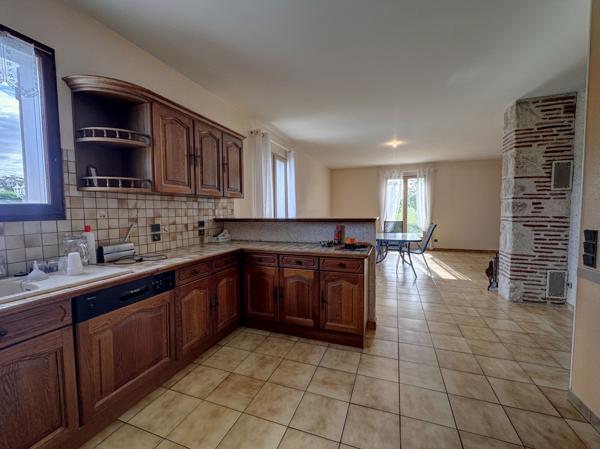 Villeneuve-sur-Lot (47300) Villeneuve sur lot, spacieuse villa familiale semi enterrée d'environ 140m² avec piscine sur 6872m² de jardin