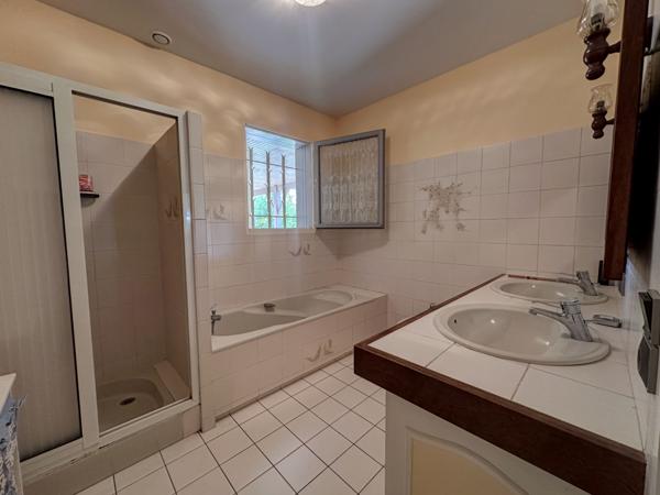 Villeneuve-sur-Lot (47300) Villeneuve sur lot, spacieuse villa familiale semi enterrée d'environ 140m² avec piscine sur 6872m² de jardin