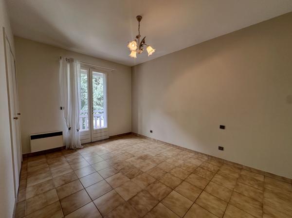 Villeneuve-sur-Lot (47300) Villeneuve sur lot, spacieuse villa familiale semi enterrée d'environ 140m² avec piscine sur 6872m² de jardin