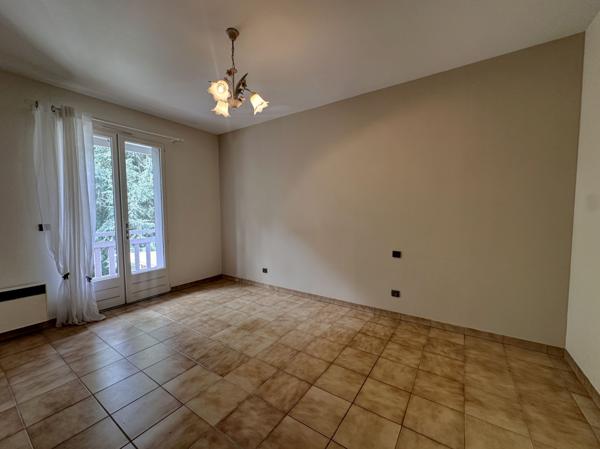 Villeneuve-sur-Lot (47300) Villeneuve sur lot, spacieuse villa familiale semi enterrée d'environ 140m² avec piscine sur 6872m² de jardin