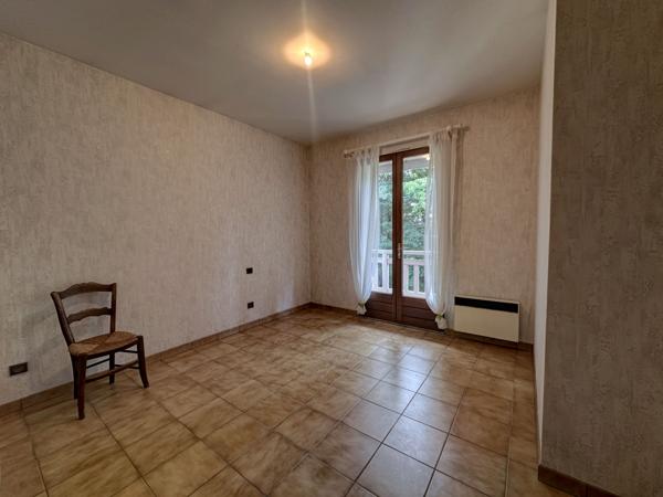 Villeneuve-sur-Lot (47300) Villeneuve sur lot, spacieuse villa familiale semi enterrée d'environ 140m² avec piscine sur 6872m² de jardin