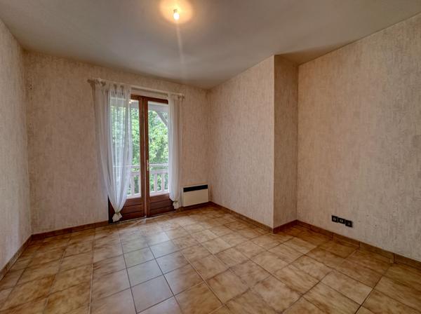 Villeneuve-sur-Lot (47300) Villeneuve sur lot, spacieuse villa familiale semi enterrée d'environ 140m² avec piscine sur 6872m² de jardin