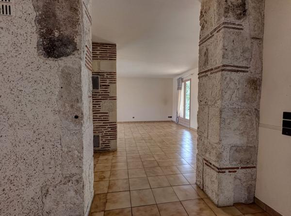 Villeneuve-sur-Lot (47300) Villeneuve sur lot, spacieuse villa familiale semi enterrée d'environ 140m² avec piscine sur 6872m² de jardin