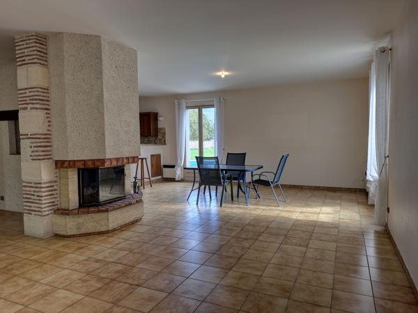 Villeneuve-sur-Lot (47300) Villeneuve sur lot, spacieuse villa familiale semi enterrée d'environ 140m² avec piscine sur 6872m² de jardin