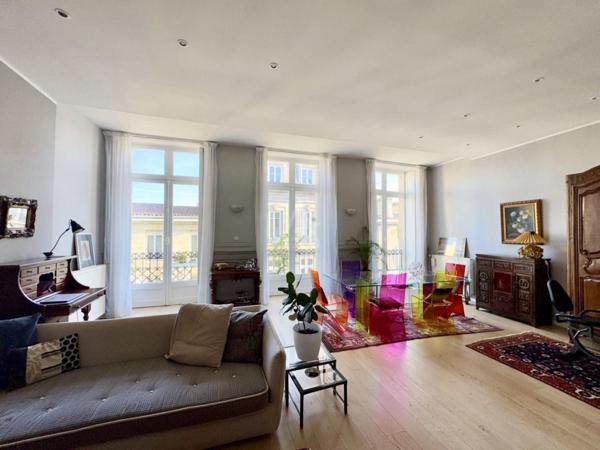 TRES BEAUX VOLUMES EN DUPLEX  111 m² - TERASSE FILANTE 10 m² - RUE DU JARDIN PUBLIC