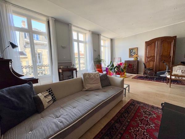 TRES BEAUX VOLUMES EN DUPLEX  111 m² - TERASSE FILANTE 10 m² - RUE DU JARDIN PUBLIC