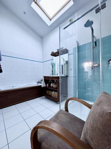 TRES BEAUX VOLUMES EN DUPLEX  111 m² - TERASSE FILANTE 10 m² - RUE DU JARDIN PUBLIC