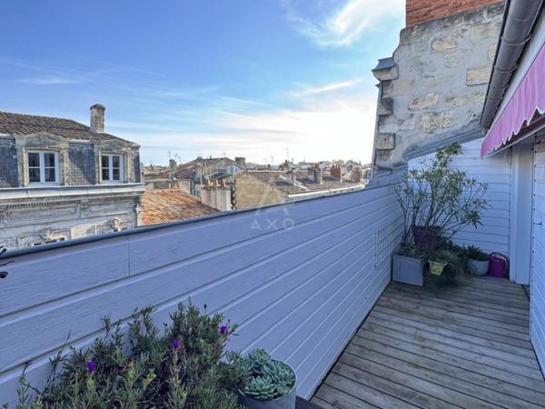 TRES BEAUX VOLUMES EN DUPLEX  111 m² - TERASSE FILANTE 10 m² - RUE DU JARDIN PUBLIC