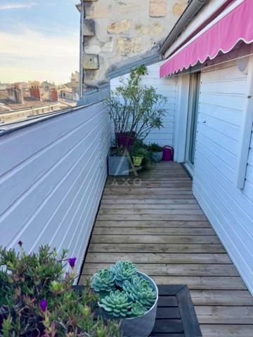 TRES BEAUX VOLUMES EN DUPLEX  111 m² - TERASSE FILANTE 10 m² - RUE DU JARDIN PUBLIC