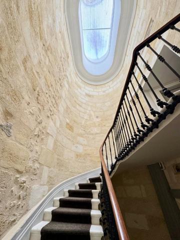 TRES BEAUX VOLUMES EN DUPLEX  111 m² - TERASSE FILANTE 10 m² - RUE DU JARDIN PUBLIC