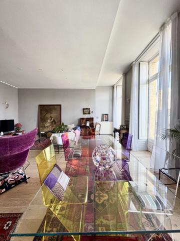 TRES BEAUX VOLUMES EN DUPLEX  111 m² - TERASSE FILANTE 10 m² - RUE DU JARDIN PUBLIC