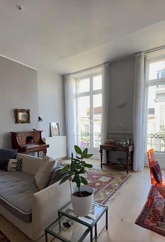 TRES BEAUX VOLUMES EN DUPLEX  111 m² - TERASSE FILANTE 10 m² - RUE DU JARDIN PUBLIC