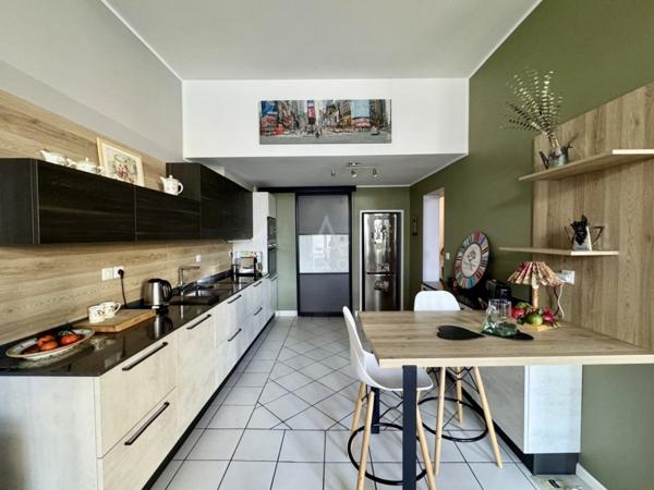 TRES BEAUX VOLUMES EN DUPLEX  111 m² - TERASSE FILANTE 10 m² - RUE DU JARDIN PUBLIC