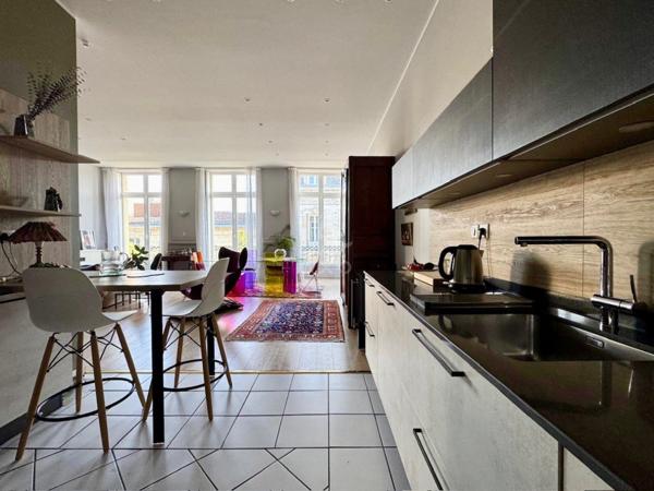 TRES BEAUX VOLUMES EN DUPLEX  111 m² - TERASSE FILANTE 10 m² - RUE DU JARDIN PUBLIC