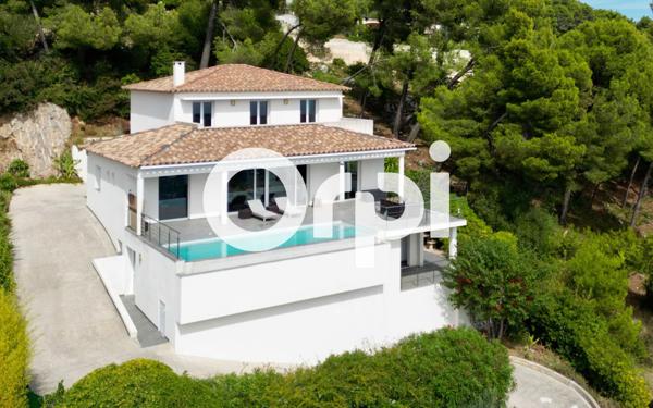 Maison à vendre    7 pièces •  Carqueiranne