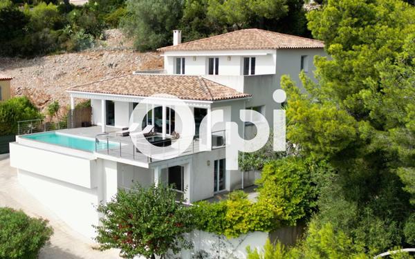 Maison à vendre    7 pièces •  Carqueiranne