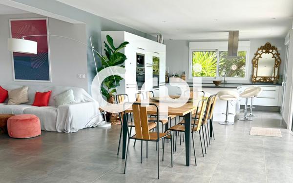 Maison à vendre    7 pièces •  Carqueiranne