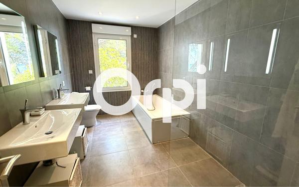 Maison à vendre    7 pièces •  Carqueiranne