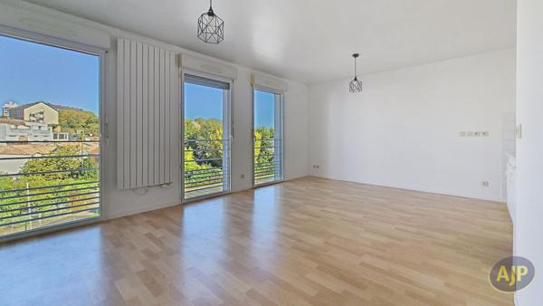 Appartement à louer La Roche Sur Yon : 1 pièces, 34m² avec 0 chambre(s) à 550€ - AJP Immobilier La Roche-sur-Yon