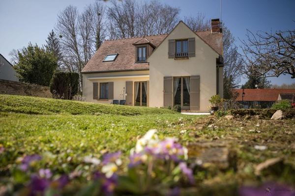 Maison individuelle familiale avec sous-sol et jardin sans vis-à-vis