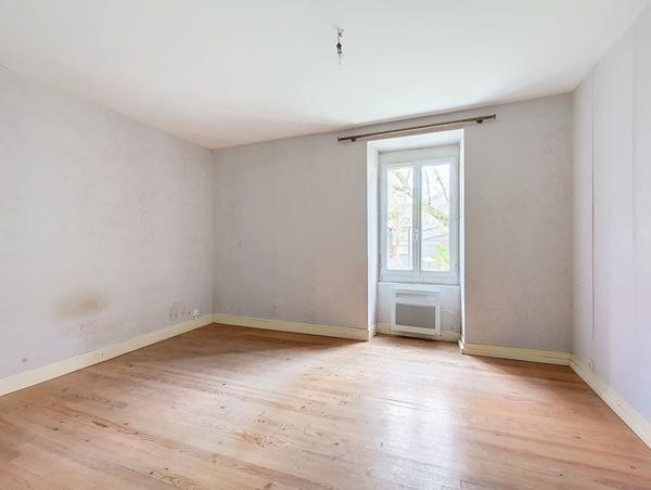 Exclusivité Nestenn Immobilier. Au centre-ville de Castanet-Tolosan. Appartement T2 Bis à vendre avec jardin et 2 parkings.