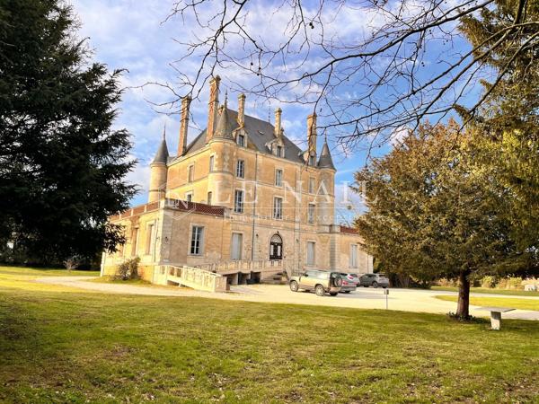 CHÂTEAU A VOCATION COMMERCIALE A VENDRE DANS LE SUD DU BOCAGE VENDEEN
