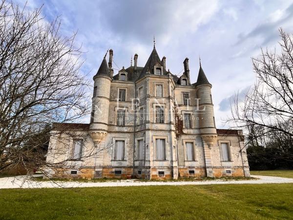 CHÂTEAU A VOCATION COMMERCIALE A VENDRE DANS LE SUD DU BOCAGE VENDEEN