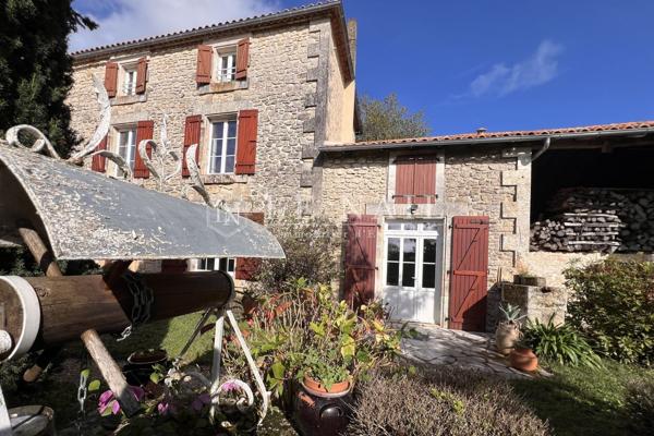 Maison charentaise du XIXe siècle proche d'Angoulême