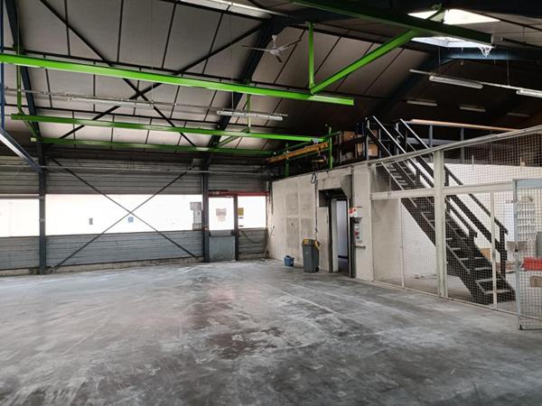 Dunières  43220 locaux d'activité comprenant des bureaux, un bâtiment industriel et des locaux à usage de stockage