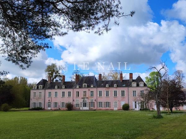 BEAU CHÂTEAU XIXe HISTORIQUE AUX PORTES DE LA VALLEE DE LA LOIRE