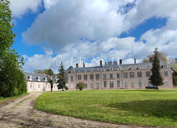 BEAU CHÂTEAU XIXe HISTORIQUE AUX PORTES DE LA VALLEE DE LA LOIRE