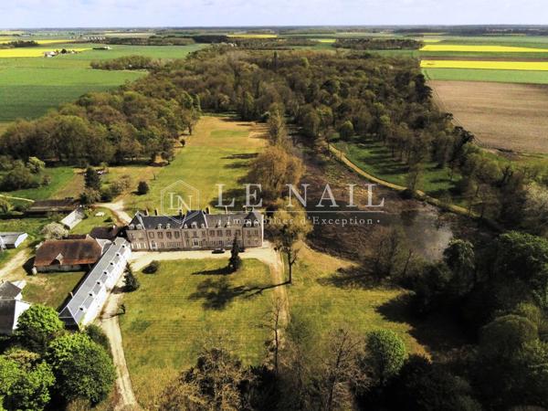 BEAU CHÂTEAU XIXe HISTORIQUE AUX PORTES DE LA VALLEE DE LA LOIRE