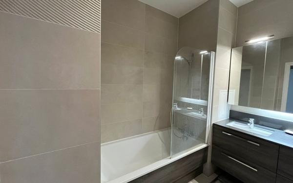 Appartement à louer    2 pièces • 53 m2 Paris 14
