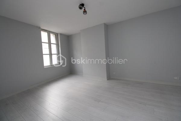 En plein coeur de Montoire sur le Loir, jolie maison en pierre de Tuffeau  refaite à neuf il y a 15 ans, 
4 chambres dont une de plain pied, spacieuse pièce de vie dotée 
d'une double exposition
avec cuisine ouverte à équiper 
grande salle d'eau avec wc séparés aux normes PNR
 buanderie, à l'arrière courette calme  et lumineuse à aménager  pour déjeuner et se relaxer.