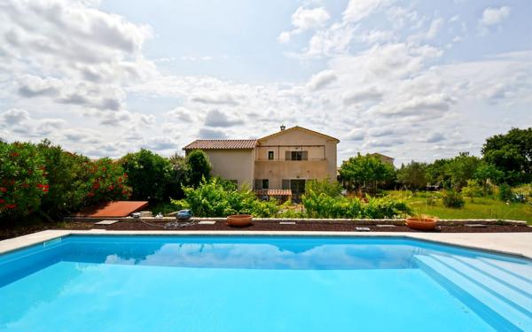 Maison à vendre    5 pièces •  Uzès