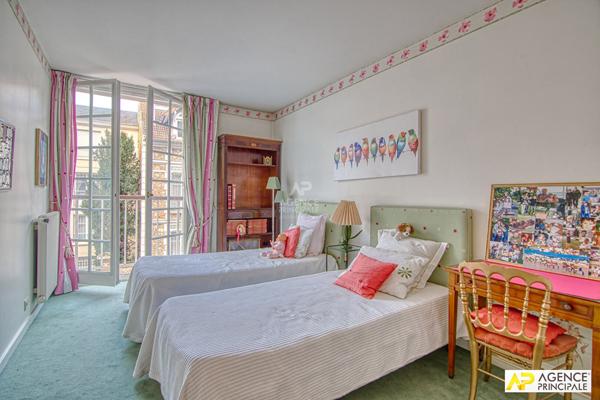 Versailles Rive-Droite - Appartement 6 pièces 204 m² Carrez situé au 2ème étage avec ascenseur, 2 caves et 2 places de parking en sous-sol €1 495 000 ** - Référence 25569